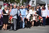 Święto Konstytucji 3 Maja w Aleksandrowie Kujawskim 2024. Polonez ulicami miasta i wielka flaga. Zdjęcia, wideo