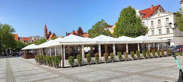 Ogródki piwne w Chełmnie, jak też inne miejsca z "parasolami" są już otwarte dla mieszkańców i turystów