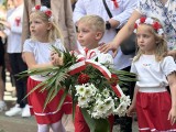 Biało-czerwony korowód w Opalenicy! Mieszkańcy i delegacje z całej gminy zebrały się na Skwerze Obrońców Wiary i Ojczyzny!