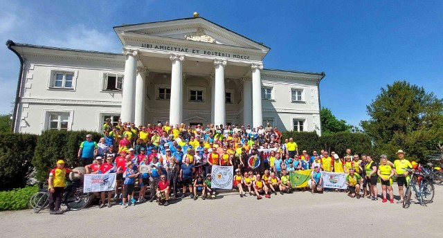 Kilkaset turystów rowerowych z całego województwa kujawsko-pomorskiego, a także z innych zakątków Polski, uczestniczyło w piątek, 3 maja, w rajdzie gwieździstym do Lubostronia. To cykliczna impreza