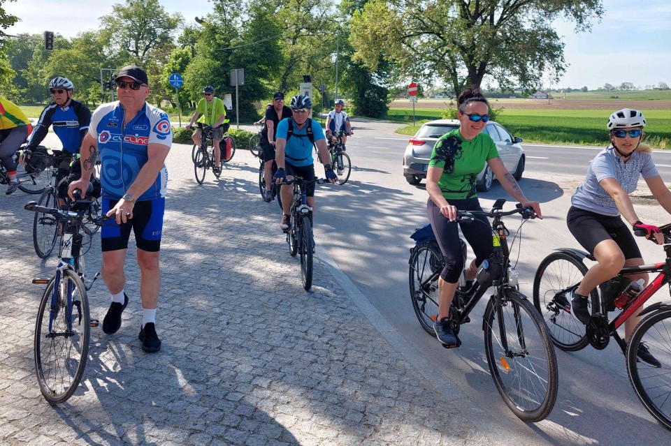Kilkaset turystów rowerowych z całego województwa...