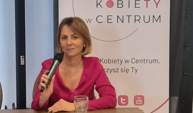 Karolina Kowalska ma 47 lat, jest związana z Kowalewem Pomorskim, przez 23 lata pracowała w samorządzie, aktualnie jest kierownikiem powiatowego oddziału ARiMR