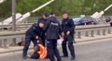 Aktywiści z grupy „Ostatnie Pokolenie” zablokowali mosty w Warszawie. Interweniowała policja