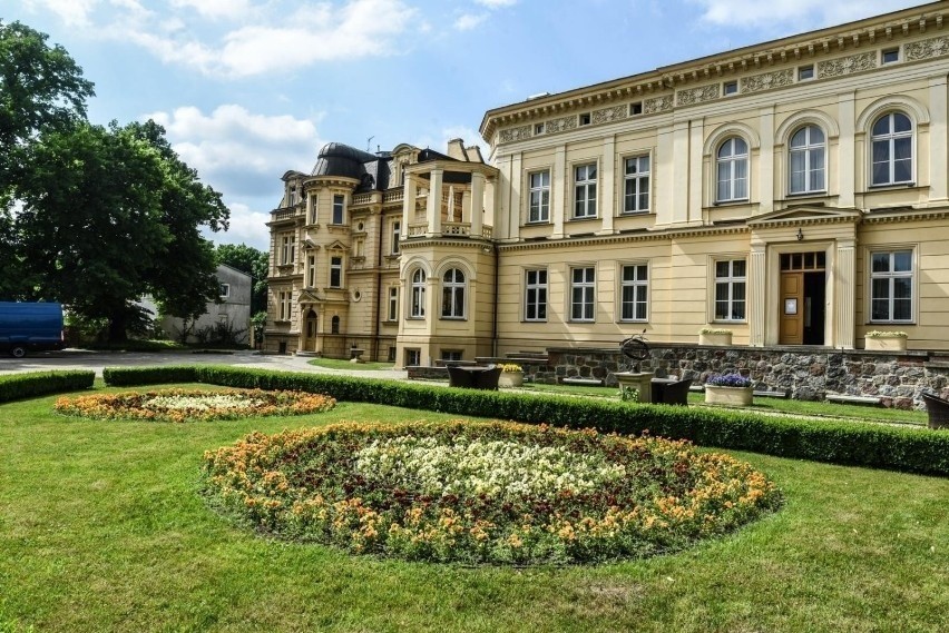 Zespół pałacowo-parkowy w Ostromecku składa się z dwóch...
