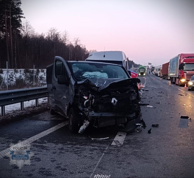 Tragiczny wypadek na trasie S8. Zderzenie dwóch busów i tira. Dwie osoby zginęły. Droga w kierunku Białegostoku zablokowana