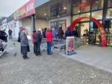 Wielkie otwarcie Lidla w Andrespolu WIDEO, ZDJĘCIA. Ogromna kolejka klientów przed otwarciem sklepu. Zobacz, co można dzisiaj kupić