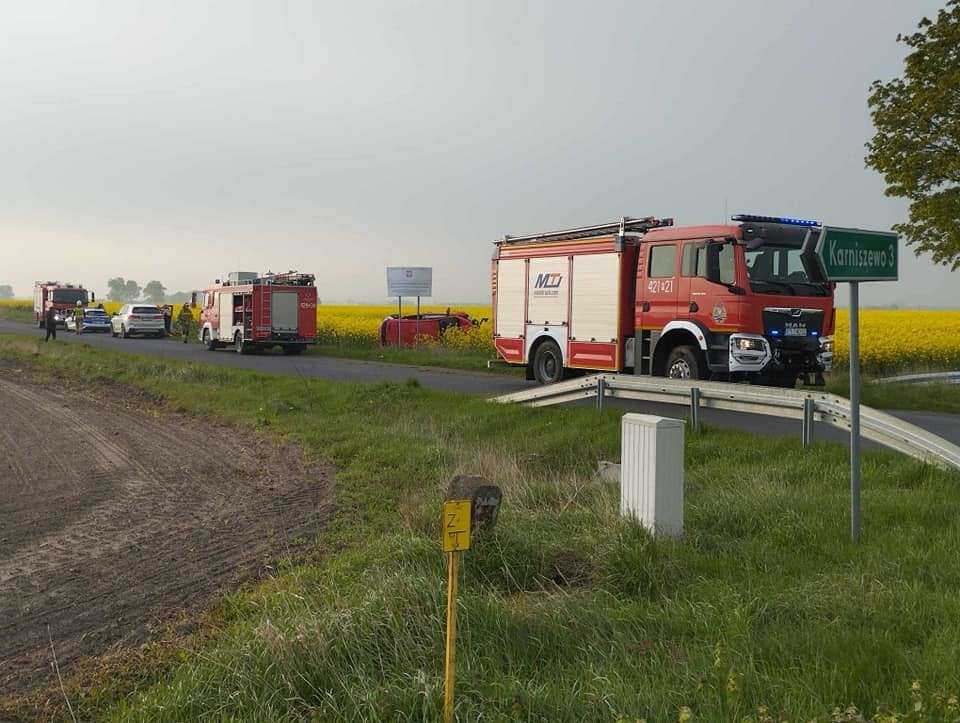 Wypadek w Bojanicach. Dwa auta wylądowały w polu rzepaku