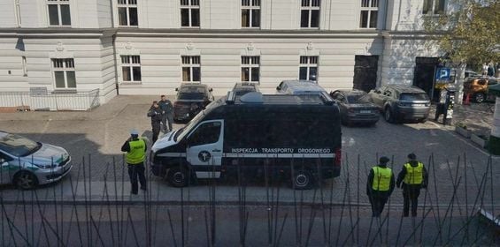 Funkcjonariusze z kilku jednostek w czwartek 25 kwietnia prowadzą wspólną akcję sprawdzania przewozu osób w Toruniu
