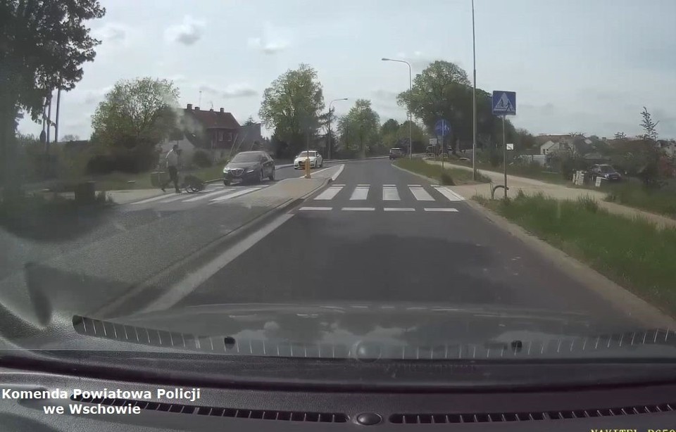 Kierowca nie zatrzymał się przed przejściem