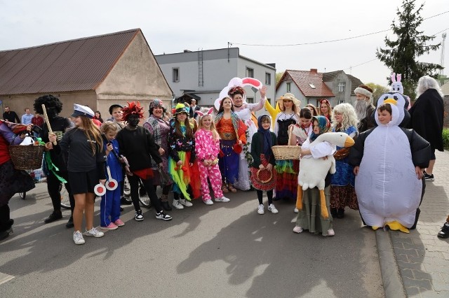 Koło Teatralne "Maska" w ostatnim czasie reaktywowało w Granowie tradycję korowodu "Siwków" w wielkanocny poniedziałek