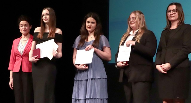 Medale "Summa cum laude" odebrały najlepsze absolwentki I LO w tym roku: Julia Brzoska, Anna Żarnoch oraz Zuzanna Bala. Zobacz więcej zdjęć>>>>