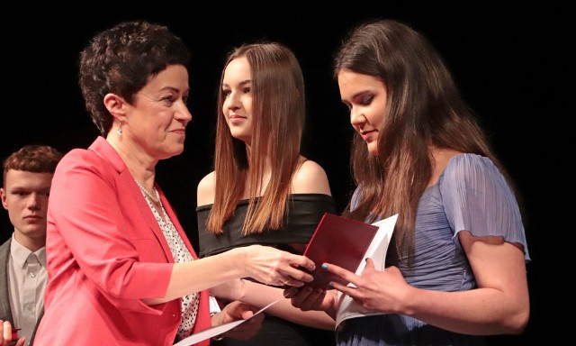 Z pompą, podczas gali w Centrum Kultury Teatr, w czwartek pożegnali się absolwenci I Liceum Ogólnokształcącego w Grudziądzu. Medalami i nagrodami wyróżniono najlepszych absolwentów.