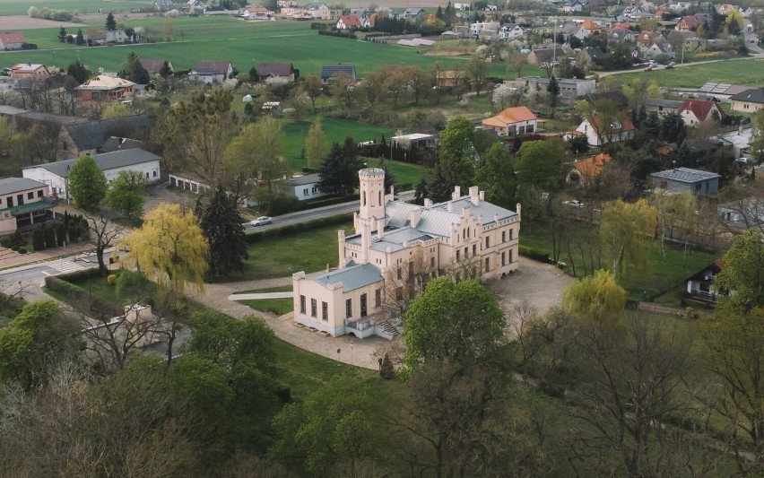 Odkryj tajemnicę neogotyckiego pałacu w Kaźmierzu, który...