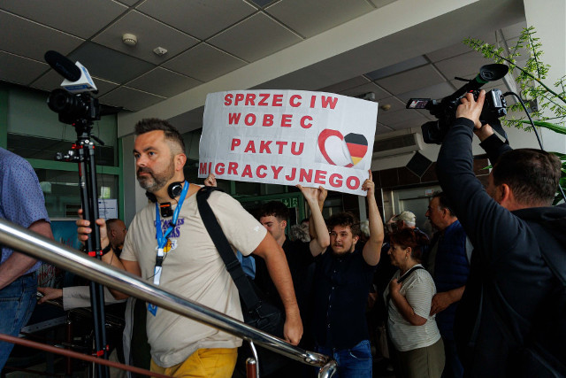 Po awanturze o pakt migracyjny. Marszałek zapowiada wypracowanie stanowiska korzystnego dla regionu. Opozycja zaprasza na kolejną sesję