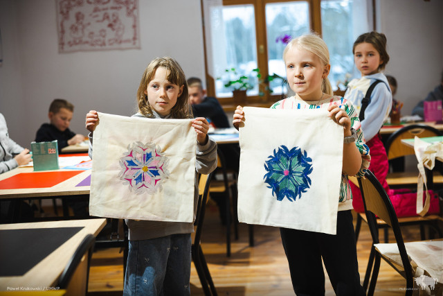 Ferie na ludowo w Podlaskim Muzeum Kultury Ludowej. Dzieci spędzają kreatywny czas w Skansenie
