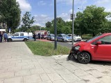 Wypadek na ulicy Sokratesa w Warszawie. Pijany kierowca wjechał w znak drogowy, który spadł na nastolatka 