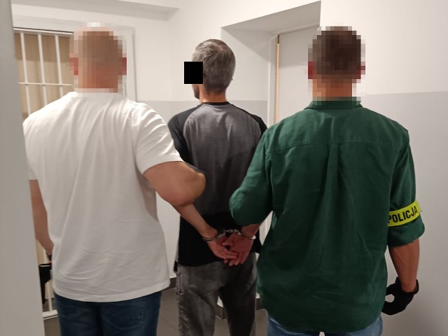 Toruńscy policjanci zatrzymali 40-latka. Jest recydywistą. Postawiono mu aż 19 zarzutów