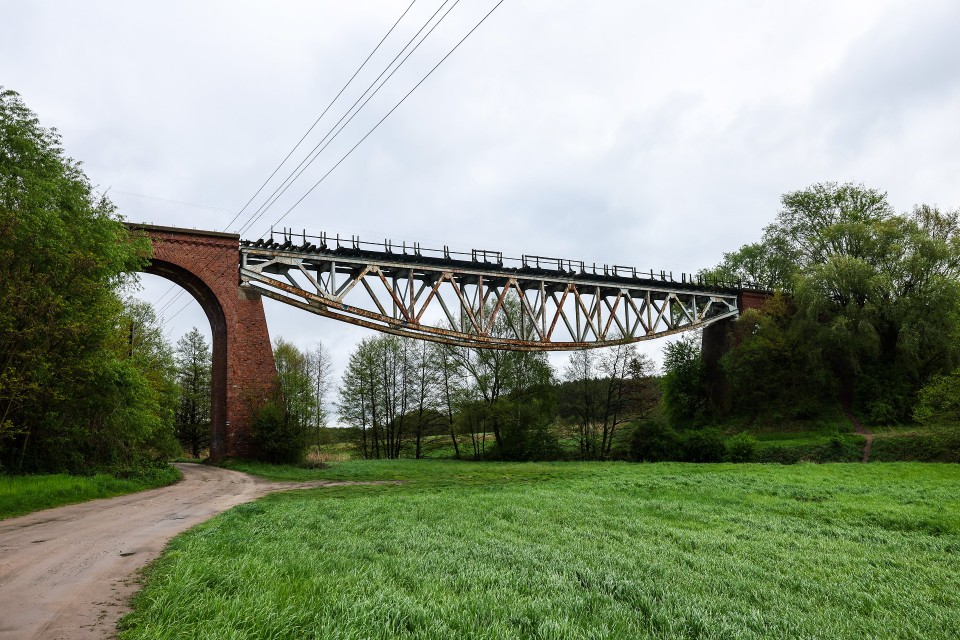 Cztery przęsła wiaduktu mają długość 14, 53, 14 i 13 metrów.