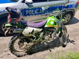 Pojechał motorem w teren pod Lesznem i spotkał policjanta. Długa lista grzechów motocyklisty