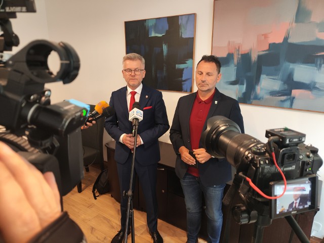 Prezes Olimpii Grudziądz Tomasz Asensky i wiceprezydent Grudziądza Tomasz Smolarek spotkali się z mediami, by podsumować miniony sezon i powiedzieć o pierwszych decyzjach kadrowych przed nadchodzącymi rozgrywkami