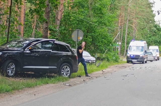 W zdarzeniu w okolicach Czernego Błota uczestniczyły dwa auta osobowe. jednemu z kierowców pomocy udzielali ratownicy medyczni
