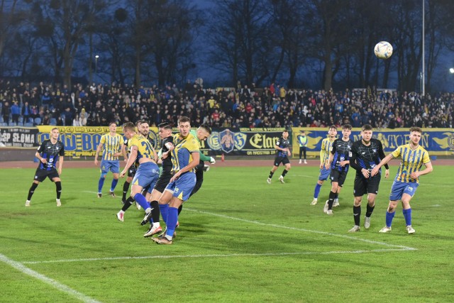 Piłkarze Elany i Zawiszy zagrają ze sobą trzeci mecz w tym sezonie. Najpierw jesienią był remis 0:0 w Bydgoszczy, a wiosną w Toruniu triumfowali gospodarze 1:0