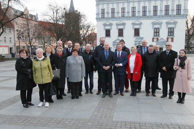 Na Rynku w Chełmnie PiS zaprezentowało kandydatki i kandydatów do rady powiatu chełmińskiego w wyborach samorządowych 2024