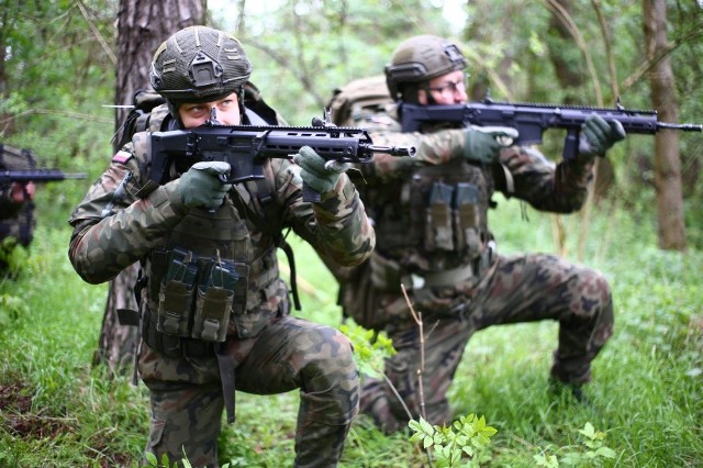 Przez dwa tygodnie, w ramach 82 batalionu lekkiej piechoty w Inowrocławiu, grupa ochotników i rezerwistów przechodziła szkolenie wojskowe zakończone egzaminem - pętlą taktyczną
