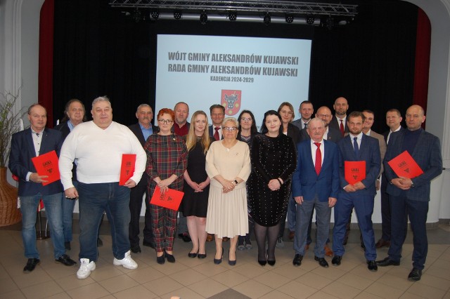 Wręczenie zaświadczenia powołania na stanowisko wójta i radnych gminy Aleksandrów Kujawski