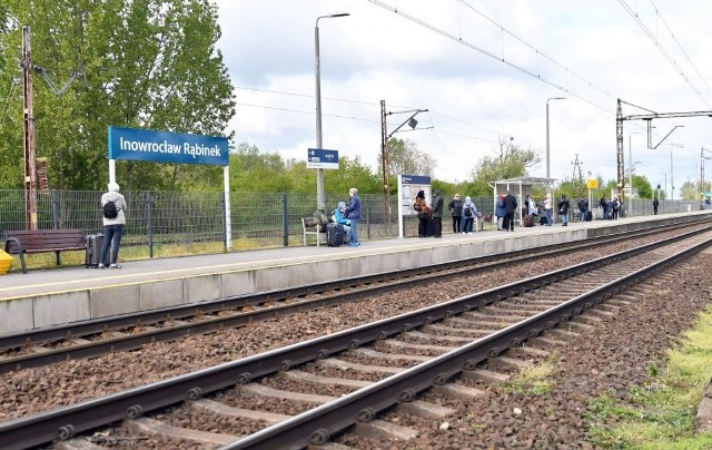 Stacja Inowrocław Rąbinek ma bardzo duże znaczenie dla mieszkańców miasta bowiem można z niej podróżować do Warszawy i Poznania.
