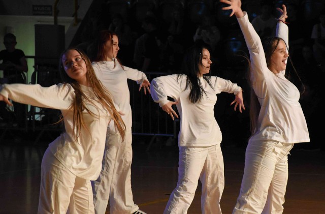 Tancerze z kilkudziesięciu szkół w kraju walczą w Inowrocławiu o tytuły mistrzów Polski w Tańcu nowoczesnym. Zawody odbywają się w hali widowiskowo-sportowej