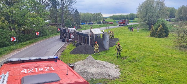 Scania na rejestracjach z powiatu nakielskiego przewróciła się i zablokowała częściowo jezdnię w gminie Chełmno