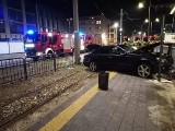 Samochód wjechał na torowisko tramwajowe na al. 23 stycznia w Grudziądzu