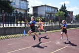 Mistrzostwa 2024 Aleksandrowa Kujawskiego w biegu na 60 metrów. Dzieci i dorośli na starcie. Zdjęcia