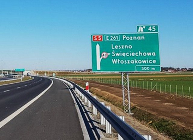 W niedzielę oficer dyżurny policji otrzymał zgłoszenie o kierowcy mercedesa jadącym „pod prąd” drogą S5, pomiędzy węzłami Święciechowa, a Leszno Zachód