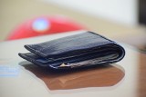 70-latka w Żninie znalazła zgubiony portfel. Policjanci zwrócili go właścicielowi 