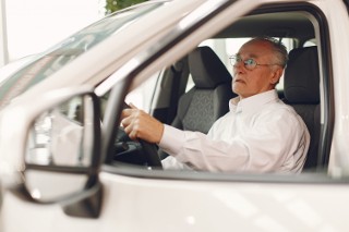 Objaw choroby Alzheimera, który zauważysz podczas jazdy samochodem. Nie ignoruj go!