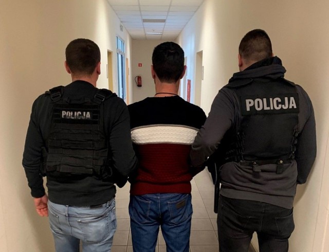 Trop doprowadził policjantów do mieszkania, które 43-latek i 47-latka wynajmowali przy ulicy Kołobrzeskiej w Bydgoszczy. Oboje przebywali w środku, więc zostali zatrzymani.