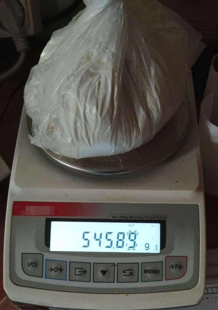 W mieszkaniu policjanci znaleźli łącznie ponad 840 gramów...