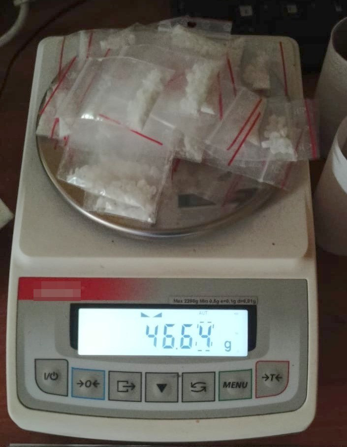 W mieszkaniu policjanci znaleźli łącznie ponad 840 gramów...