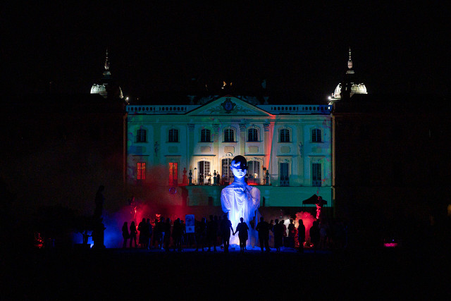Trwa festiwal Kobiety Wschodu - She is the Light. Świetlany pokaz mody w scenerii Pałacu Branickich
