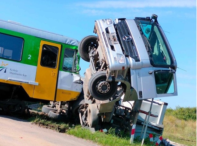 Katastrofa kolejowa w Polsce. Zderzenie pociągu i ciężarówki. Kilkanaście osób rannych!