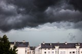 Jak bezpiecznie przetrwać burzę? Oto fakty i mity na temat burzy. Sprawdź, jakie zachowania są niebezpieczne!