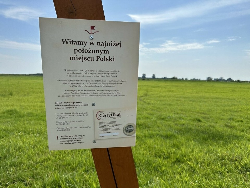 Marzęcino, situato nel cuore di Żuławy Wiślane, si trova sul fondo della laguna della Vistola. Il punto più basso è contrassegnato da una struttura speciale: una replica della torre di triangolazione, che ci ricorda la storia delle misurazioni geodetiche. Si trova in un luogo chiamato Zakątek Stobiecki, che attualmente è un prato.