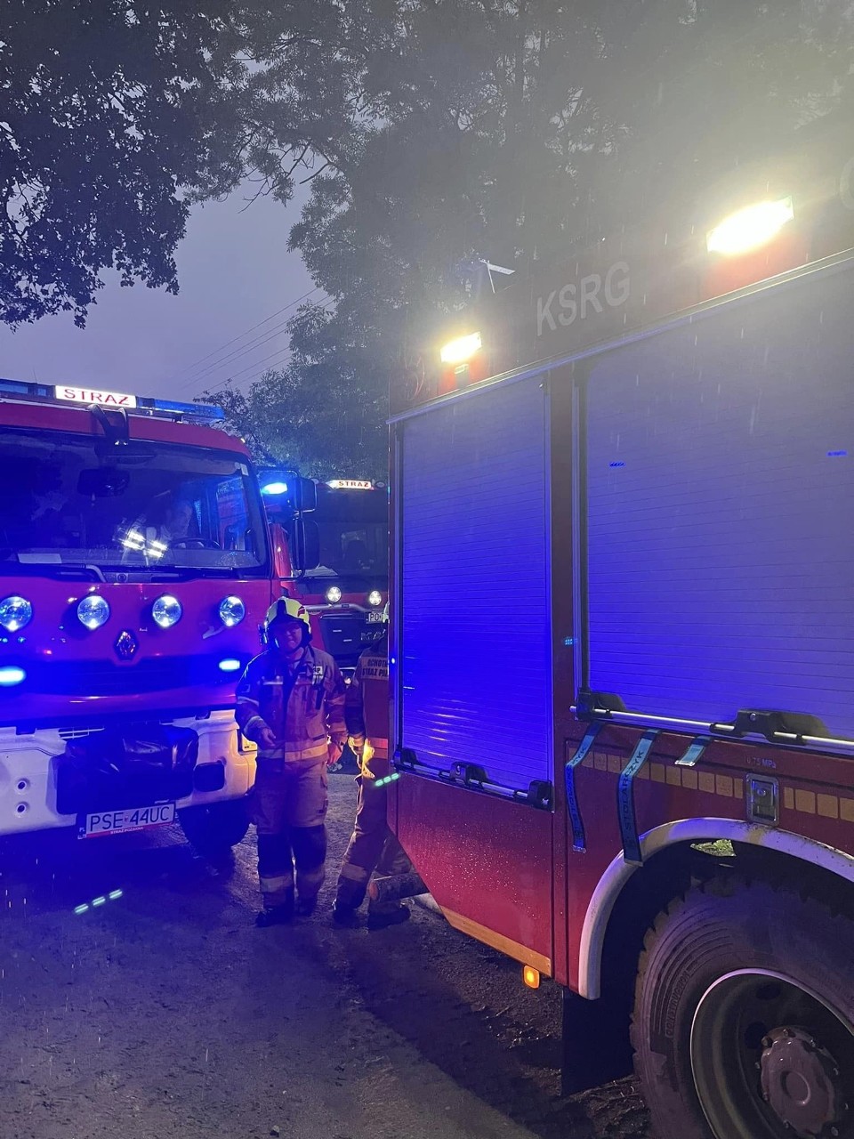 Pożar stajni w miejscowości Żabinko. Z ogniem walczyli strażacy z powiatu poznańskiego i śremskiego [zdjęcia]