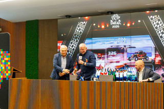 Jarosław Kazberuk po Rajdzie Dakar 2026. Gratulacje odebrał m.in. od prezydenta Tadeusza Truskolskiego i marszałka Łukasza Prokoryma