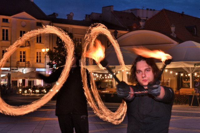 Ogień jest przede wszystkim hipnotyzujący - o przygodzie z fire show rozmawiamy z Rafałem Piechowskim