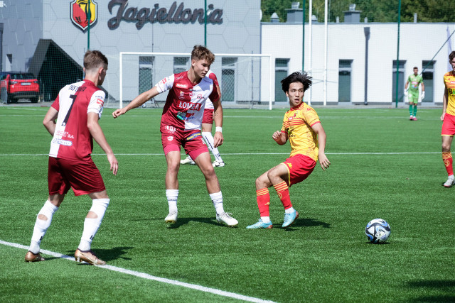III liga piłkarska. W derbowym starciu ŁKS Łomża - Jagiellonia II Białystok padł remis 2:2