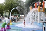 Nowa darmowa atrakcja dla dzieci. W Warszawie otwarto Wodny Plac Zabaw
