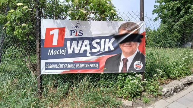 Na banerach Macieja Wąsika (PiS) pojawiły się czarne paski na oczach